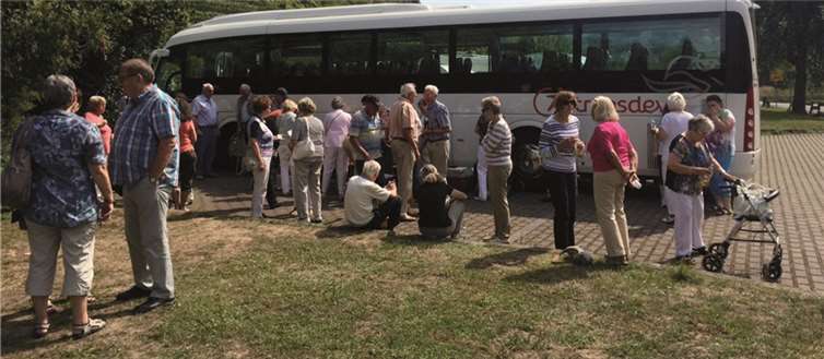 Mit dem Bus geht es für die Mitglieder und Gäste der Oberen Kirchstraßen-Nachbarschaft nach Senheim an die Mosel.  privat