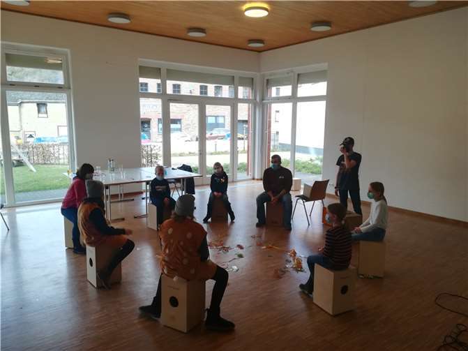 Mit dem Cajon, einem Schlaginstrument, wurde kräftig musiziert.