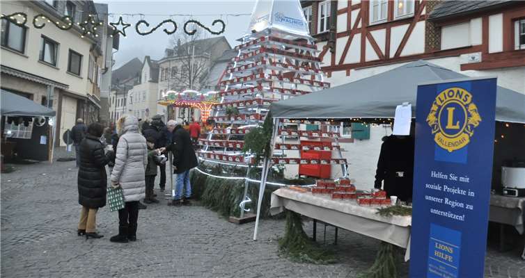 Mit dem Christstollen-Weihnachtsbaum hatte sich der Lions-Club-Vallendar etwas besonderes einfallen lassen. Fotos: J. Luecker (www.foto-shark.com)