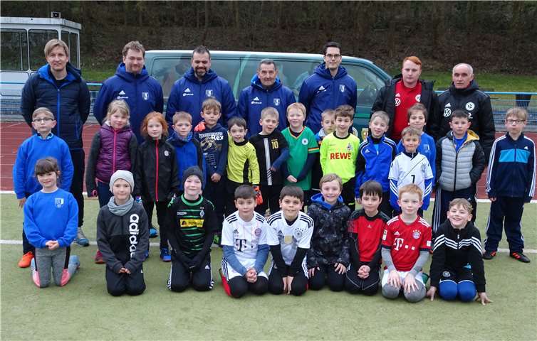 Mit dem DFB-Mobil „im Rücken“ präsentierten sich die DFB-Trainer Guido Busch und Moritz Sesterhenn (v. r.) sowie die SV-Trainer Martin Schleich, Thomas Rinke, Selcuk Zengin, Siegfried Heumann und Daniel Neises (v. l.) mit ihren Schützlingen.Foto: privat