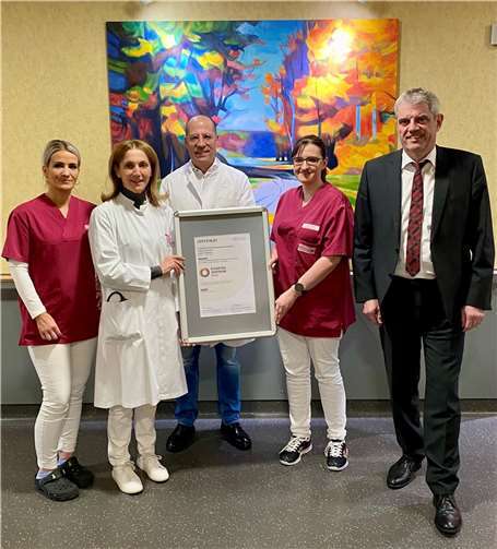 Mit dem Diabetes-Team bestehend aus Nicole Güngör (li.) und Nicole Jargert (2.v.r.) sowie Nadja Pavlovich (fehlt auf dem Foto) rund um die leitende Oberärztin Ingrid Engelmann, Internistin und Diabetologin DDG (2. v. l.) freuen sich Dr. med. Peter Flies (Ärztlicher Direktor des KHDS) (3. v. l.) und der KHDS-Geschäftsführer Guido Wernert (re.) über das Qualitätssiegel.  Foto: Anja Nassen