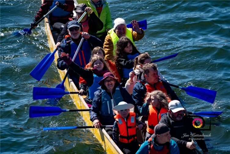 Saisonstart mit Segen, Spiel und Sport Mit dem Drachenboot nahm der WSV Sinzig beim „Anpaddeln“ des Kanuverbandes Rheinland teil. Fotos: WSV Sinzig