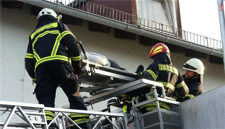 Mit dem Drehleiterwagen wurde eineverletzte Person aus einem Obergeschoss gerettet.