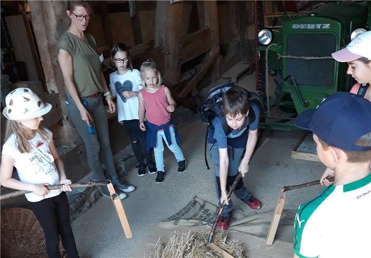 Mit dem Dreschflegel wurde gedroschen bis nur noch die Körner übrig blieben.