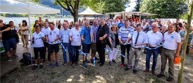 .Mit dem Durchschneiden des Bandes endete der offizielle Teil des Eröffnungsfestes auf dem Boxelöfterplatz. -EP-
