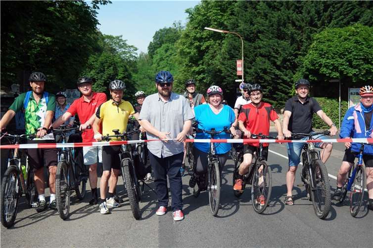 Mit dem Durchschneiden des Bandes gab Bürgermeister der Stadt Bendorf, Christoph Mohr, den Startschuss für den beliebten Raderlebnistag. Fotos: ND