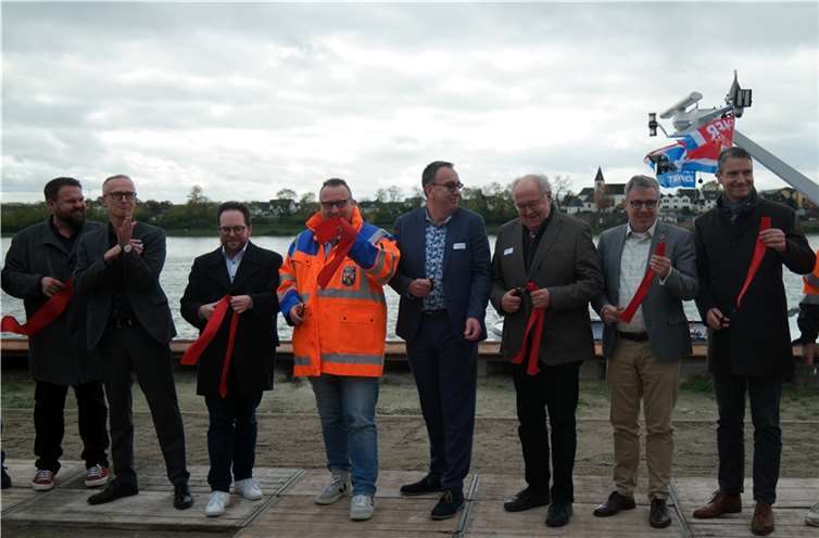 Mit dem Durchschneiden des Bandes wird die modernisierte Kaimauer im Rheinhafen Bendorf feierlich eingeweiht, ein symbolträchtiger Akt, der die bedeutende Rolle des Hafens in der regionalen Wirtschaft und Verkehrspolitik unterstreicht. Fotos: ND