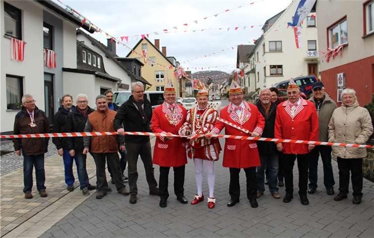 Mit dem Durchtrennen des rut-wiessen Bandes gab Johannes I. die „Prinzenallee“ frei.DL
