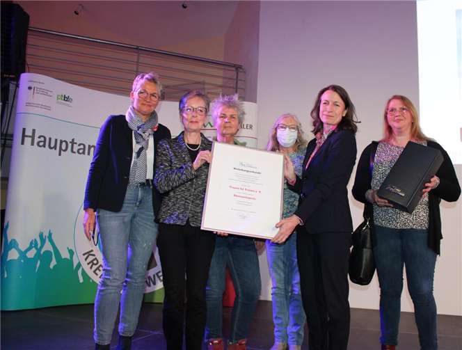 Mit dem Ehrenamtspreis 2024 ausgezeichnet: der Verein „Frauen für Frauen e.V.“.  Fotos:DU