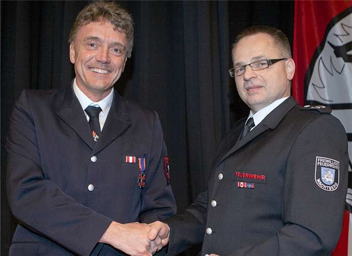 Mit dem Ehrenkreuz in Bronze des Deutschen Feuerwehrverbandes zeichnete Wehrleiter Markus Zettelmeyer (r) den langjährigen Löschgruppenführer von Fritzdorf, Jürgen Anders, aus.
