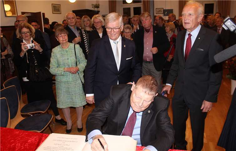 Mit dem Eintragen des neuen Ehrenbürgers in das Goldene Buch der Stadt endet die kleine Feierstunde, aber nur ihr offizieller Teil.