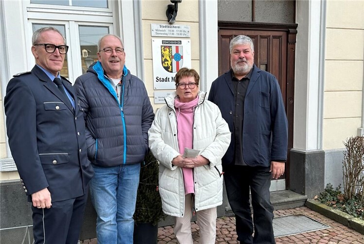 Mit dem Erlös des Benefiz-Neujahrskonzertes konnte zwei Mendiger Initiativen unterstützt werden (von links): Lothar Rink, Leiter der Polizeiinspektion Mayen, Frank Neideck, Nachbar in Not; Hiltrud Surges, „Aktion Regenbogen“ und Stadtbürgermeister Achim Grün.Foto: Stefan Pauly/VG-Verwaltung Mendig