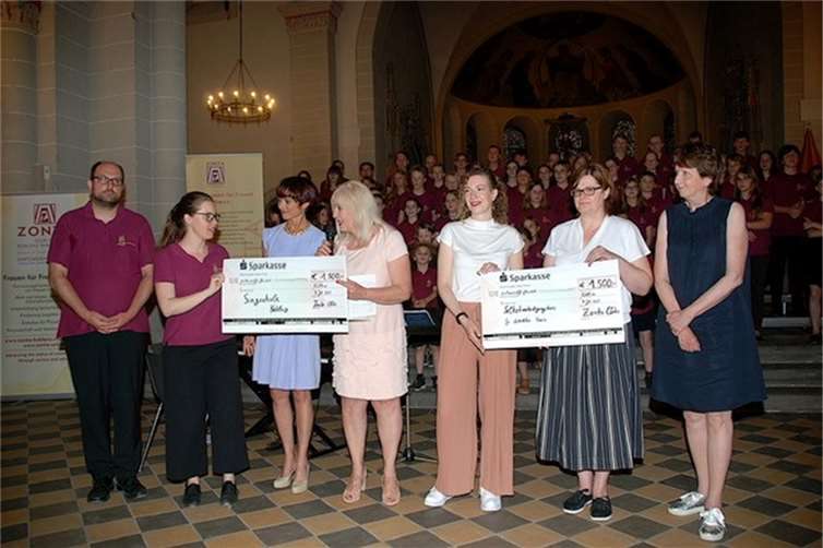Mit dem Erlös unterstützen die Zonta Clubs Koblenz und Koblenz-Rhein-Mosel sowohl die Arbeit der Singschule Koblenz mit 1.500 Euro als auch ein Projekt des Sophie-Schwarzkopf-Hauses der AWO, die Selbstverteidigungskurse -mental und physisch – für obdachlose Frauen in Koblenz, das ebenfalls 1.500 Euro erhielt. Foto: Gitta Kohnz