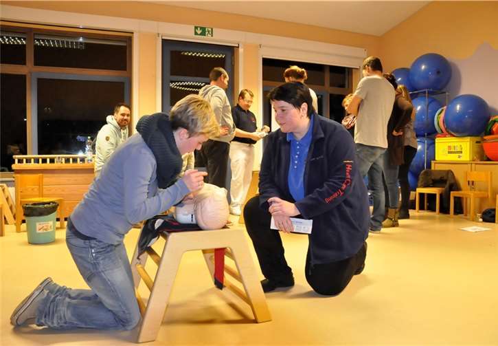 Mit dem Erste Hilfekurs bei Säuglingen und Kindern wurde Müttern und Vätern vermittelt, was im Notfall zu tun ist. Die Gefährdung im Haus war ein weiterer Schwerpunkt der Veranstaltung.Privat