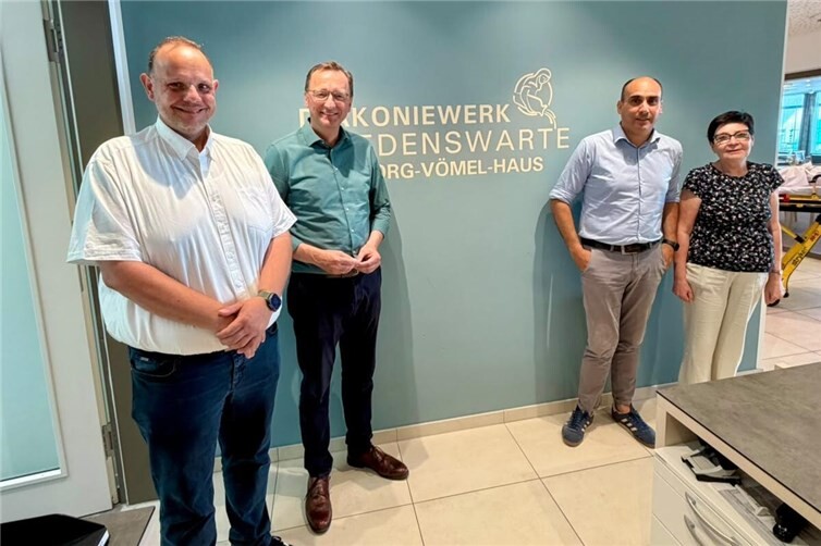 Mit dem Fachvorstand der Stiftung Oliver Eggert (links), Pflegedienstleiterin Sigrid Wokurka und Einrichtungsleiter Miguel Prada spricht Josef Oster über aktuelle politische Diskussionen und Entwicklungen. 