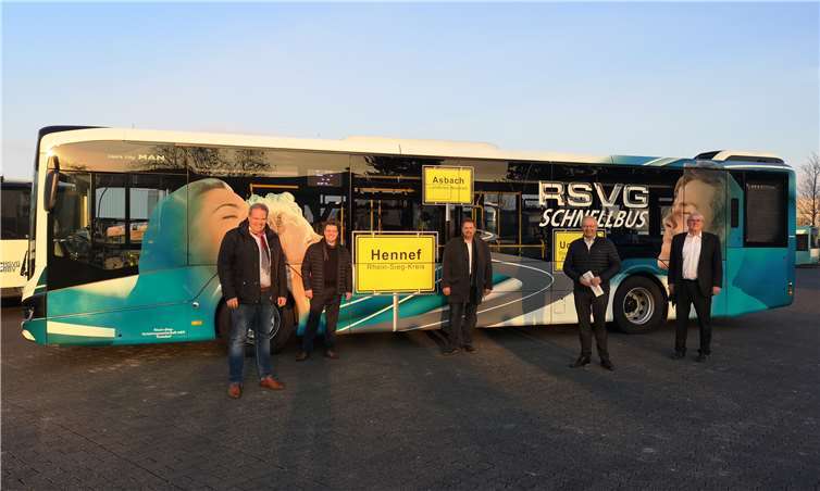 Mit dem Fahrplanwechsel startet die Schnellbuslinie 52, die auf direktem Wege Hennef, Uckerath und die rheinland-pfälzische Gemeinde Asbach miteinander verbindet. Die neue Linie wird durch die Rhein-Sieg-Verkehrsgesellschaft mbH betrieben und ist Bestandteil des neuen Schnellbusnetzes NRW, das in den nächsten Jahren um weitere Linien ergänzt werden soll. Der Schnellbus fährt ohne Abstecher innerhalb von 15 Minuten von Hennef nach Uckerath und erreicht nach weiteren 32 Minuten Fahrzeit Asbach. Er bedient die wichtigsten Verknüpfungspunkte und wird von der weiterhin für die Anbindung der kleineren Hennefer Ortsteile vorhandenen Linie 522 ergänzt.