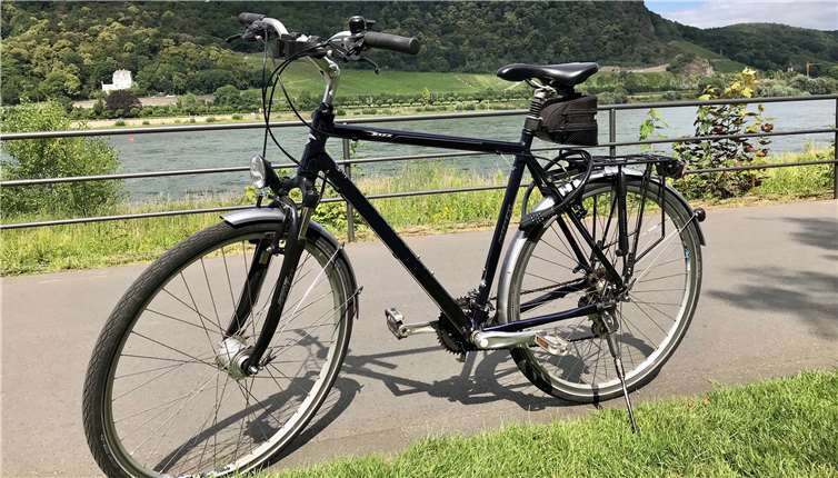 Mit dem Fahrrad am Drachenfels vorbei Richtung Bonn - von Remagen aus eine attraktive Strecke zum Radfahren. Foto: privat