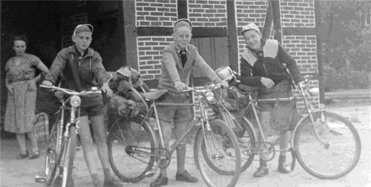 Mit dem Fahrrad fuhr ich 1956 mit zwei Freunden aus der Lüneburger Heide zum Nürburgring.