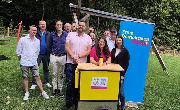 Mit dem Fahrrad und einem Wahlkampfanhänger bringt Jana Gräf die Politik direkt zu den Menschen, quer durch den Westerwald und weiter durch Rheinland-Pfalz bis ins politische Herz nach Mainz. Foto: FDP Kreisverband Westerwald