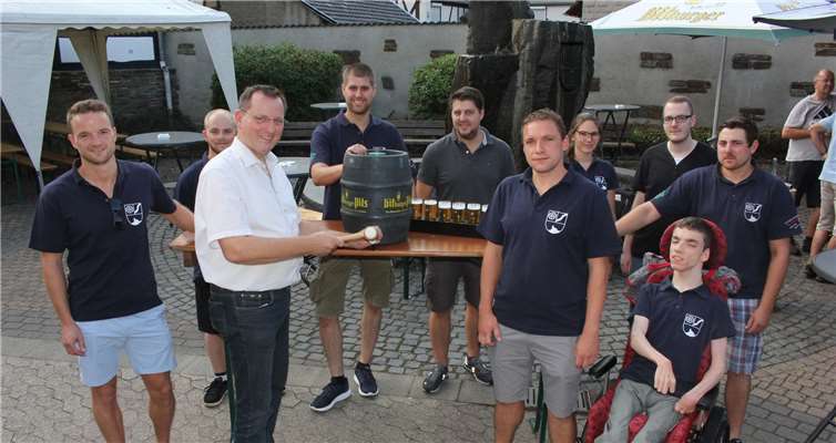 Mit dem Fassanstich durch Ortsbürgermeister Martin Braun wurde auch in diesem Jahr die Gönnersdorfer Kirmes offiziell eröffnet. Fotos: -WER-