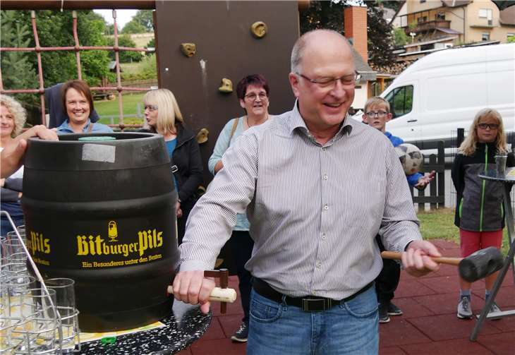 Mit dem Fassanstich durch OrtsbürgermeisterOliver Weihrauch wurde das Burfest eröffnet. Foto: privat