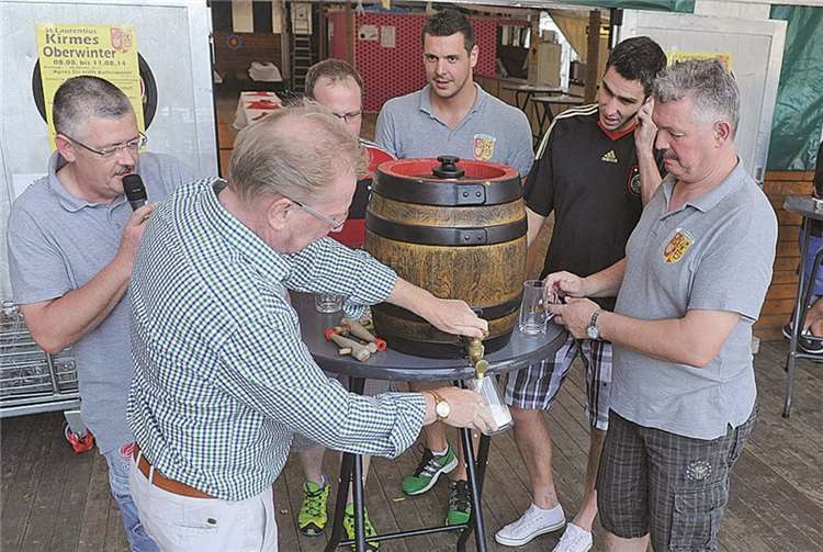 Mit dem Fassanstich durch Ortsvorsteher Norbert Matthias wurde die Oberwinterer Kirmes am Samstagmorgen offiziell eröffnet.
