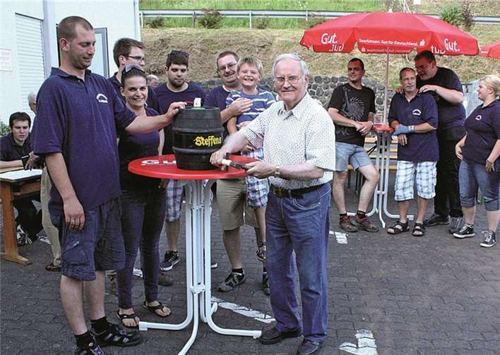 Mit dem Fassanstich eröffnete Bürgermeister Dieter Sander auf dem Festplatz neben dem Bürgerhaus am Freitagabend die Kasbacher Kirmes, die seit Jahren von dem Löschzug des Ortsteils ausgerichtet wird.