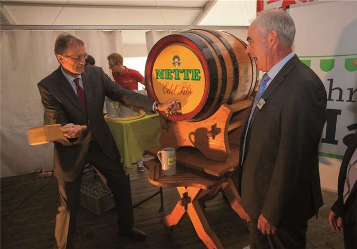 Mit dem Fassanstich eröffnete Landrat Rainer Kaul den Markt offiziell, angefeuert von Marktmeister Friedhelm Anhäuser.