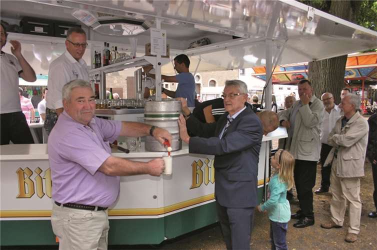 Mit dem Fassanstich und dem Zapfen des ersten Bieres startete das bunte Treiben auf der Kirmes.rü