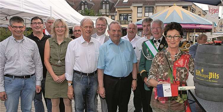 Mit dem Fassanstich von Bürgermeisterin Renate Offergeld (r.) begann die diesjährige Adendorfer Kirmes offiziell.JOST