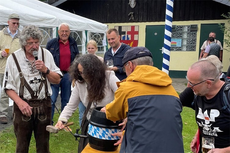 Mit dem Fassanstich wird traditionell auch in Ohlenberg das Oktoberfest eröffnet.