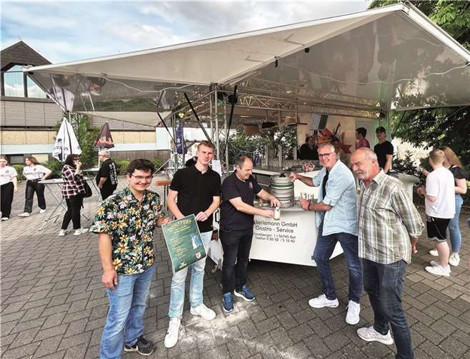 Mit dem Fassanstrich eröffnete Ortsbürgermeister Stefan Zepp das zwei Tage währende Dorffest.  Fotos: FRE