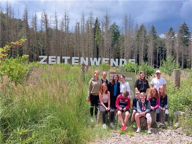 Mit dem Förster Manfred Hoeren erforschten sie an der Ausstellung „Zeitenwende“ wie die Zukunft unseres Waldes aussehen könnte und was der Wald alles gibt.