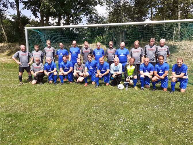 Mit dem Freundschaftsspiel gegen Albersdorf endete die aktive Spielzeit von Erich Lanzerath (vordere Reihe 2. von links) und Ernst Großgarten (vordere Reihe 6. von links).  Foto: privat