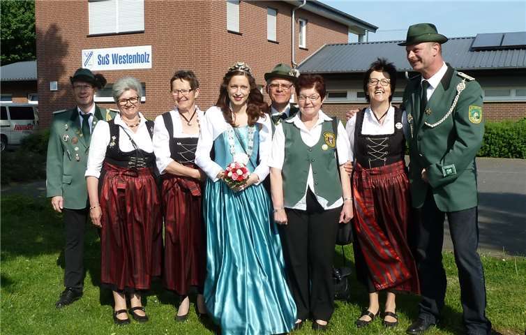 Mit dem „Fridolin“ angereiste Gruppe aus Mendig mit Königin Jennifer Junk.