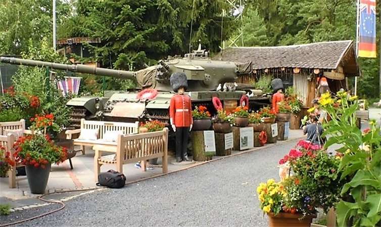 Mit dem Friedenspanzer nahm Little Britain seinen Anfang - und er wartet geduldig auf die Wiedereröffnung.