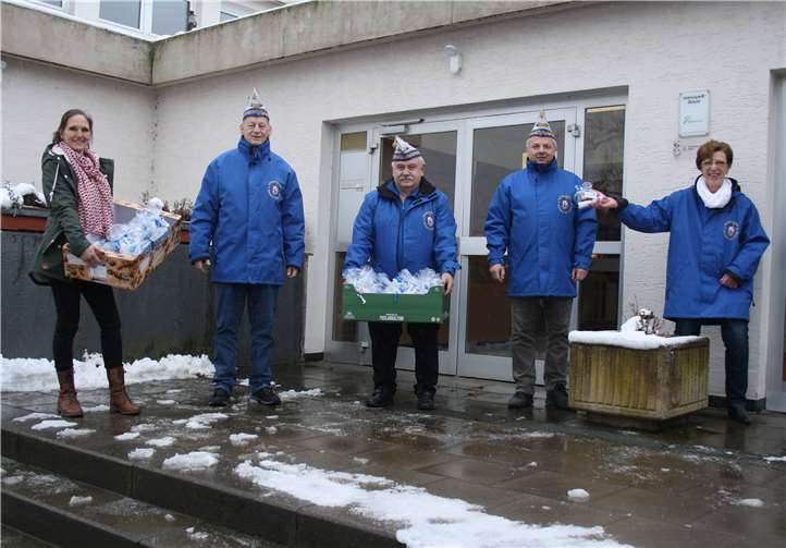 Mit dem Geld, das sonst für Wurfmaterial ausgegeben wird, wurden Süßigkeiten für die Kinder, zusätzlich Kugelschreiber und was Flüssiges für die Senioren angeschafft.Foto: privat