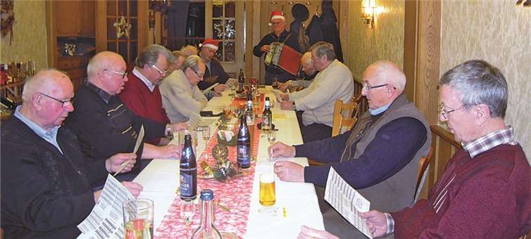 Mit dem Gesang von einigen Weihnachtsliedern ließen die Senioren den besinnlichen Nachmittag ausklingen. privat