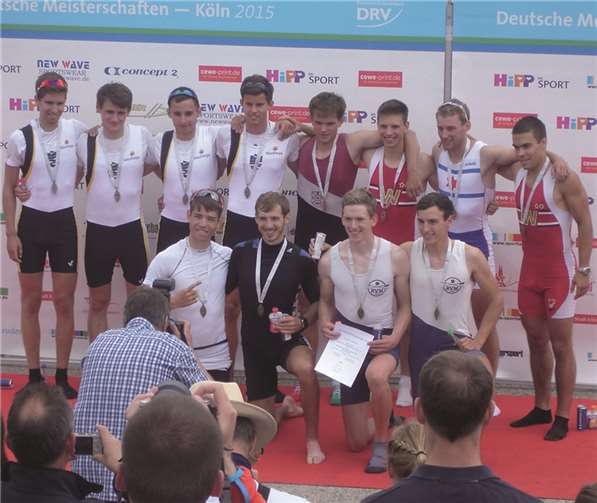 Mit dem Gewinn des Leichtgewichts-Vierers begann der „Medaillenregen“ für Alexander Diedrich aus Polch (vorne, zweiter v.l.). Mit seinem Zweierpartner Lucas Schäfer aus Marburg (vorne, erster v.l.) gewann er noch einmal Gold im Achter und Silber im Zweier. Zur WM hat sich diese Vierermannschaft mit zwei weiteren Ruderern aus Münster ins bulgarische Plovdiv qualifiziert. Privat