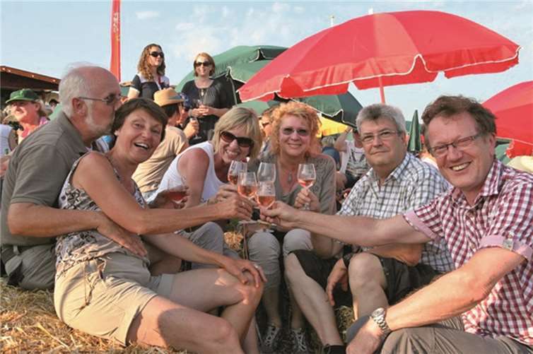 Mit dem Gläschen Burgunder in der Hand, gemütlich auf Strohballen sitzend, mit einem Blick über das Ahrtal und stimmungsvolle Musik dazu, so lässt sich gut feiern. privat