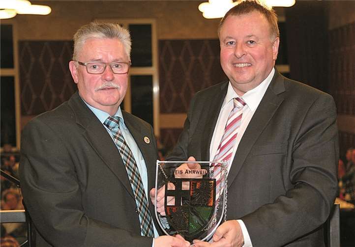 Mit dem Glaswappen des Kreises Ahrweiler bedankte sich Landrat Dr. Jürgen Pföhler bei Friedhelm Nelles. -StF-