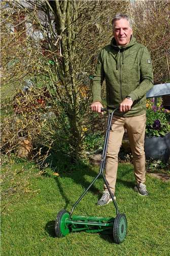 Mit dem Handrasenmäher mähen macht Spass.  Foto: privat