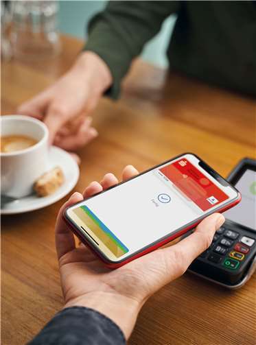 Mit dem Handy kontaktlos an der Kasse bezahlen – das geht dank der Sparkasse Neuwied und Apple Pay. Foto: Sparkasse Neuwied