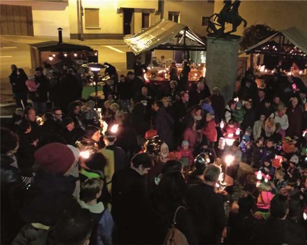Mit dem Heiligen Martin zog eine Abordnung der Tomburgritter im Gewand von der Kirche in kleiner Runde auf den mit Fackeln, Lagerfeuer und Schwedenfeuern stimmungsvoll beleuchteten Kirchplatz.privat