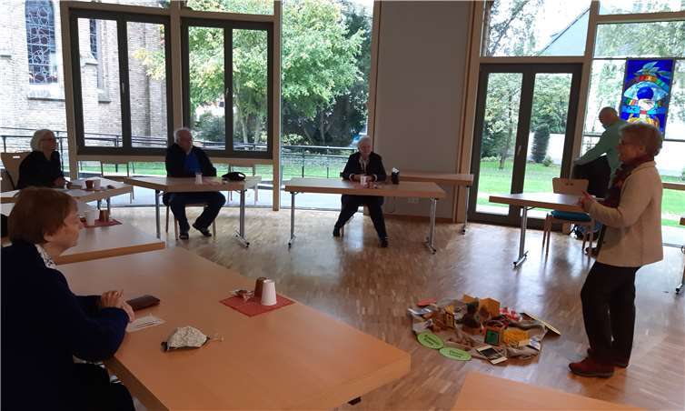 „Mit dem Herzen dabei“ waren die Ehrenamtlichen der gleichnamigen Besuchsgruppe, als Adelheid Schröder im Ev. Gemeindehaus in Remagen zum Thema „Demenz“ referierte.Foto: privat