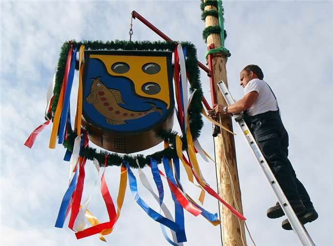 Mit dem Hochziehen der Kirmeskrone wird die Kirmes eröffnet. Ortsgemeinde Fachbach/Willi Willig