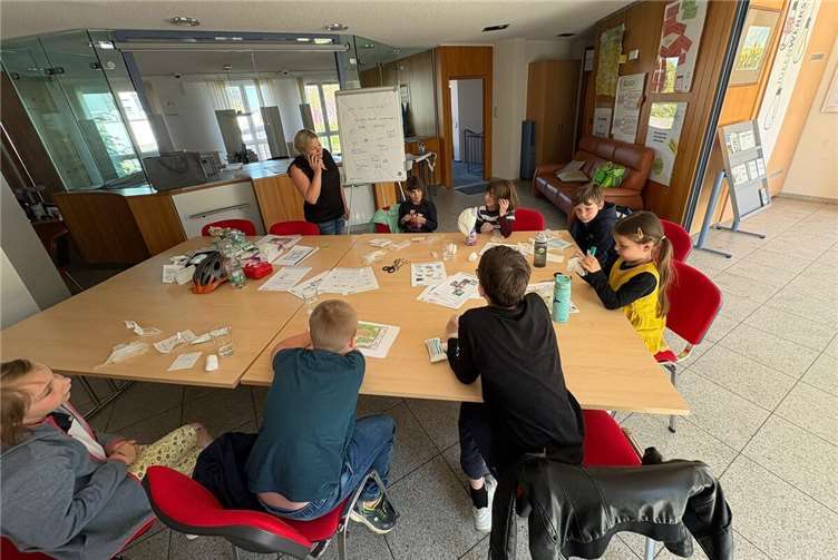 Mit dem Hörer in der Hand: Ein Kind und die Kursleiterin üben gemeinsam, wie man im Notfall richtig den Notruf absetzt.Foto: Anika Peters