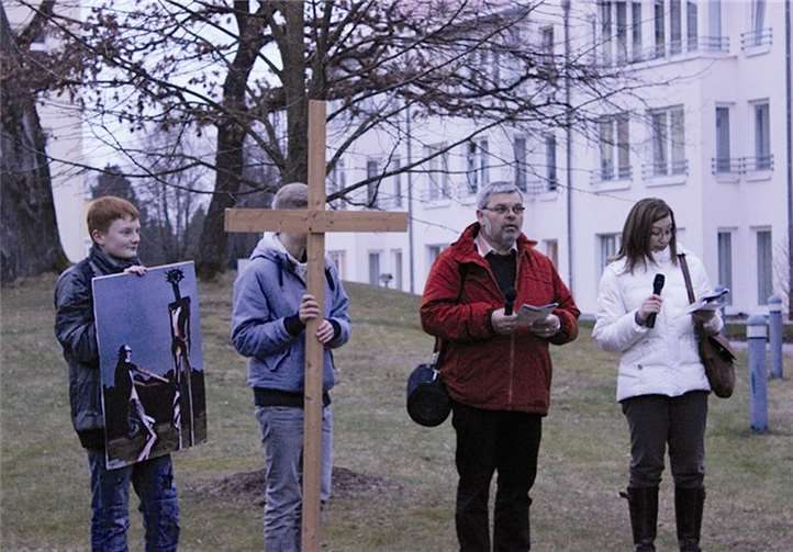 Mit dem Holzkreuz zogen die Teilnehmer zu verschiedenen Stationen.