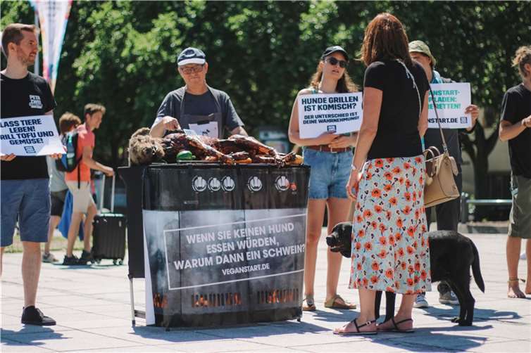 Mit dem „Hundegrill“ machte PETA bereits in verschiedenen Städten auf die Ungleichbehandlung von Tieren aufmerksam.  Foto: © Claudia Helm / PETA