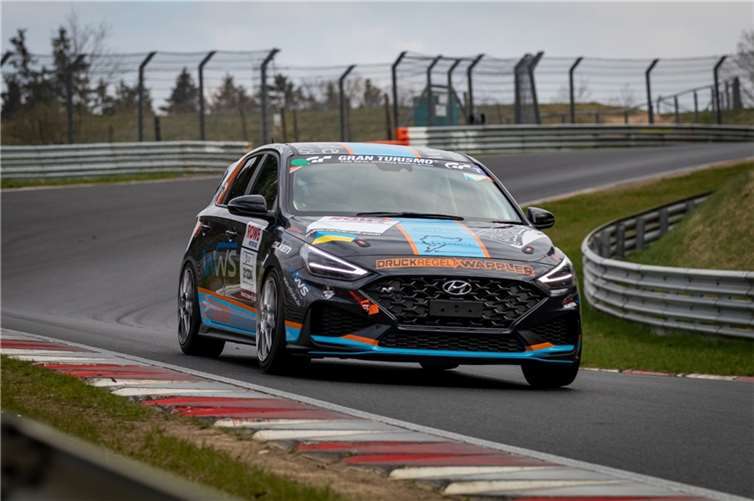 Mit dem Hyundai i30 N Hatchback geht es beim ADAC 24 Stunden Rennen auf die Strecke.  Fotos: privat